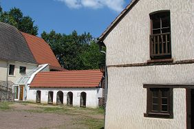 Museum Petersberg - Innenhof mit renovierten Gehöftsgebäuden